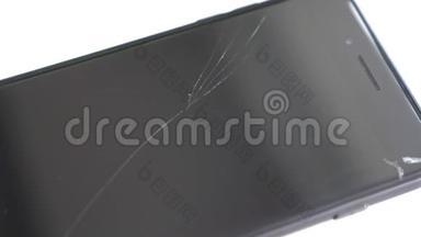 <strong>黑色手机</strong>上打碎的安全玻璃。